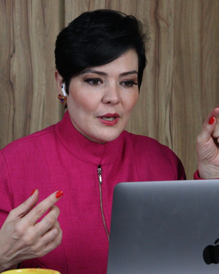 Fundadora da Escola de Protagonismo gravando uma aula online