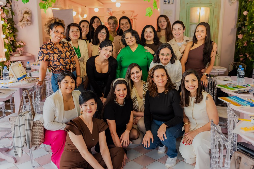 Mulheres reunidas em um encontro da Escola de Protagonismo
